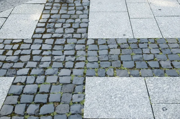 Bürgersteig in einer Stadt mit Granitplatten und Setzsteinen angelegt — Stockfoto