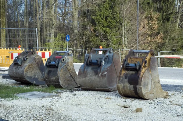 şantiye yanında çakıl üzerinde yatan dredger kovalar