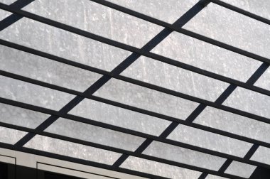 metal bir verandada ışık ve gölge kontrastı