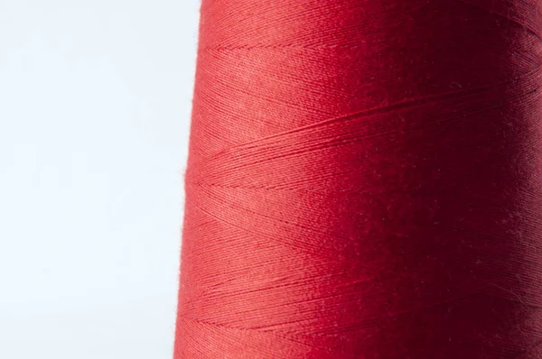 Rojo overlock hilo de coser en carrete de hilo grande — Foto de Stock