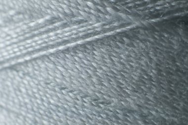 İplik makarasına sarılı beyaz iplik