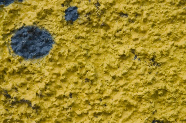 Close-up de gesso pintado amarelo com pontos azuis — Fotografia de Stock