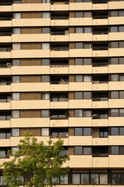 büyük bir apartman Balkonlu cephe