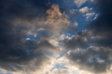 öğleden sonra gelişmekte olan bir fırtına önce gökyüzü