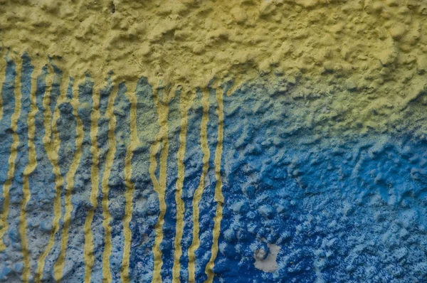 Mur plâtré peint en bleu avec des rayures de couleur jaune — Photo