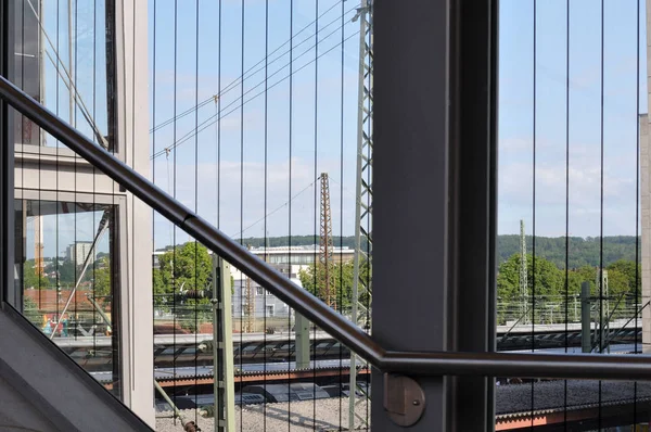 Vue depuis l'escalier de la passerelle piétonne sur la gare — Photo