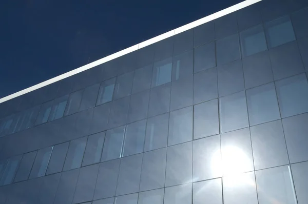 近代的な建物のガラスのファサードの太陽の反射 — ストック写真