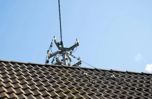 Bir çatı üstünde güç dağıtım direği — Stok fotoğraf