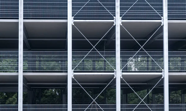 Vista frontal para a fachada de uma garagem de estacionamento — Fotografia de Stock