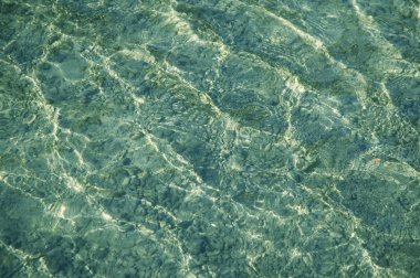 bir dere de berrak su yüzeyini yansıtan