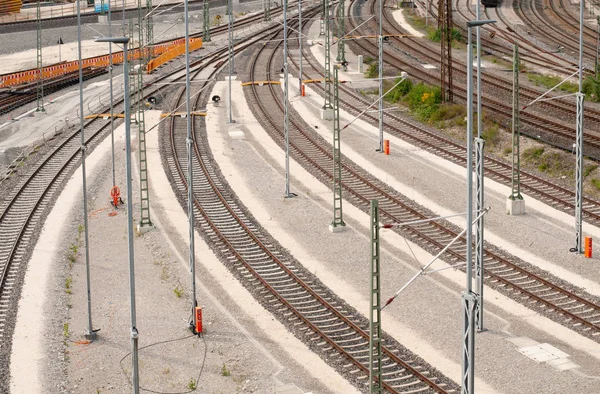 A közeli vasútállomásra vezető vasúti sínek megtekintése — Stock Fotó