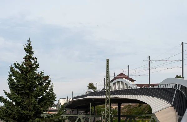 Brücke über Bahnlinie für Straßenbahn und Fußgänger — Stockfoto