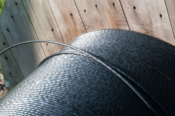 Волокно, намотанное на деревянной катушке — стоковое фото