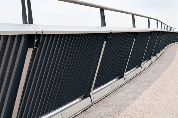 Сталева баночка на вигнутому пішохідному мосту в місті — стокове фото