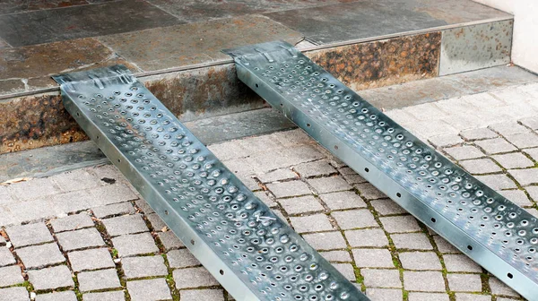 bir adımda tekerlekli sandalyeler için metal drive-up rampa