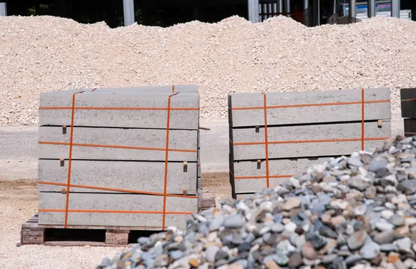 Geprefabriceerde betonnen platen gestapeld op houten paletten — Stockfoto