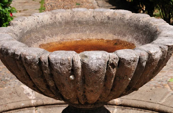 Water basin in andalusian gardens in Rabat, Morocco — Stock Photo, Image