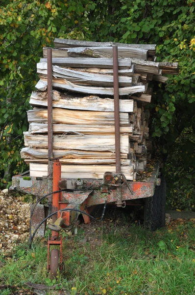 Старый трейлер в сельской местности с кучей дров — стоковое фото