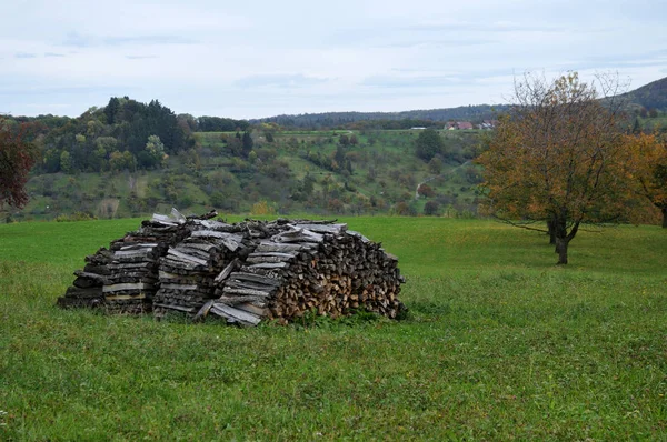 Holzstapel in ländlicher Landschaft auf der Schwäbischen Alb — Stockfoto