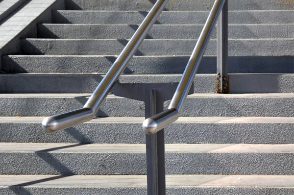 Geländer aus Edelstahl wirft Schatten auf Stufen — Stockfoto