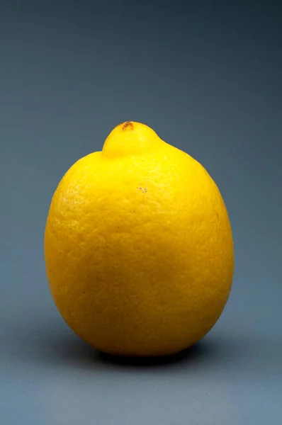 Detail Žlutého Organického Citrónového Ovoce Stojící Vzpřímeně Šedém Pozadí — Stock fotografie