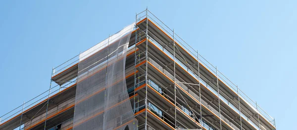 Hoek Van Een Gebouw Aanbouw Met Een Metalen Steiger Een — Stockfoto