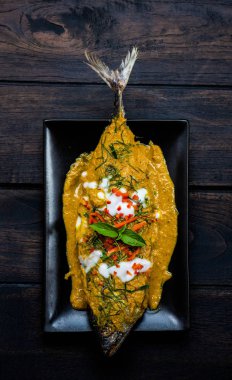 Kızarmış balık köri ile No.004 yapıştırın. Yoğun lezzet lezzetli kızarmış balık gevrek ile baharatlı kırmızı köri ile tepesinde.