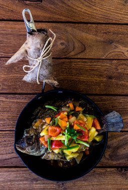 Tatlı ve ekşi sos ile Tay tarzı kızarmış balık: Bu kızarmış balık tepesinde bir sweet-and-sour reçetedir. Tavada gösterilen.