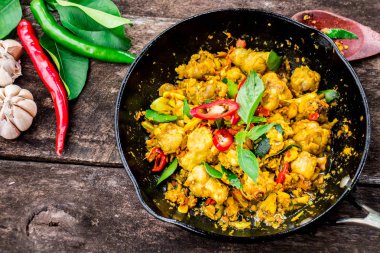 Fried Chicken sarı köri Yapıştır ile. Tavuk tavada Biber lezzet ile karışık.