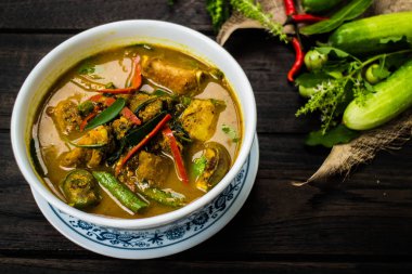 Domuz eti ile sıcak baharatlı köri: Bu popüler Tay curry geleneksel soslu domuz eti yapılır.