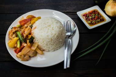 Stir Fried tatlı ve ekşi pirinç üzerine: Bu ana yemekler Tayland yemeğidir.