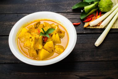 Domuz eti Curry ile ananas: Hindistan cevizi sütü köri karışımıdır.