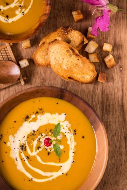 Kabak çorbası No.004: Bu balkabağı çorbası tatil sofranıza güzel bakardım ve yemek artıkları ertesi gün sandviç ya da salata ile harika gider.