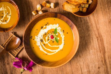 Kabak çorbası No.003: Bu balkabağı çorbası krem ve sağlıklı! Maksimum lezzet için kavrulmuş kabak için aramalar.