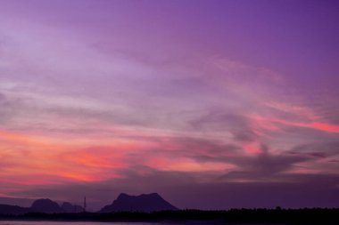 Sabahleyin deniz manzarası. Gündoğumunun renkli dramatik gökyüzü manzarası arka planı. Tayland 'daki doğal deniz manzarası.