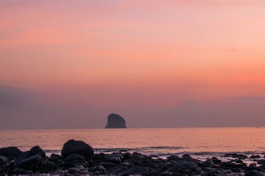 Sabahleyin deniz manzarası. Gündoğumunun renkli dramatik gökyüzü manzarası arka planı. Tayland 'daki doğal deniz manzarası.