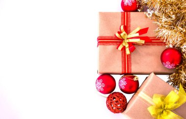 Kırmızı Noel süslemeleri ve beyaz arka planda altın işlemeli süslemeler. Düz bir görünümde sunar, üst görünüm, kopyalama alanı ve izole edilmiş.