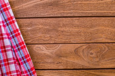 Masa örtüsü, ahşap arka planda damalı pamuk deseni. Kopyalama alanı olan üst görünüm.