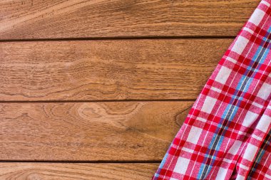 Masa örtüsü, ahşap arka planda damalı pamuk deseni. Kopyalama alanı olan üst görünüm.