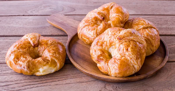 Čerstvě Croissant Dřevěném Pozadí Jedná Francouzský Druh Pečiva Vhodný Jako — Stock fotografie