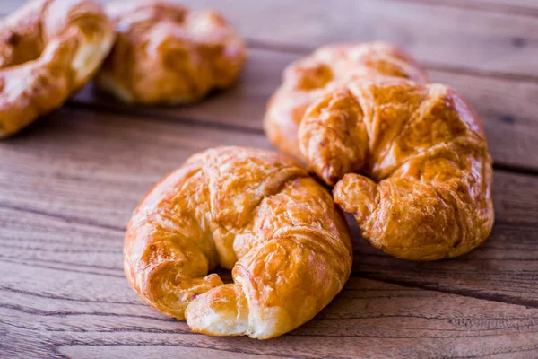 Croissant Fresco Sobre Fondo Madera Tipo Pastelería Francesa Adecuada Como — Foto de Stock