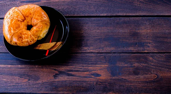 Vers Croissant Houten Ondergrond Het Een Soort Frans Gebak Geschikt — Stockfoto