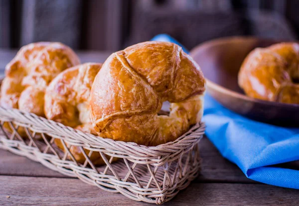 Croissant Fresco Sobre Fondo Madera Tipo Pastelería Francesa Adecuada Como — Foto de Stock