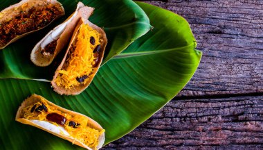 Tayland gevreği (Kanom Buang) eski çağlardan beri var olan bir Tayland tatlısıdır. Un, krem krep ve altın yumurta sarısı karışımlarıyla..