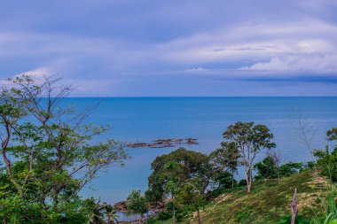 Sahilin deniz manzarası ve doğal taş plajı. Güney Tayland 'ın yağışlı mevsiminde öğle vakti meşhur yer..