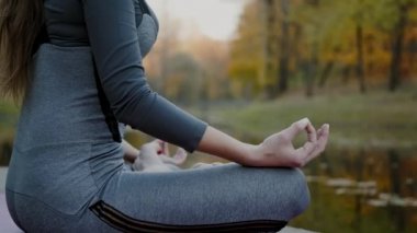 Genç kadın pratik yoga açık havada. Kadın meditasyon açık güzel sonbahar doğa infront.
