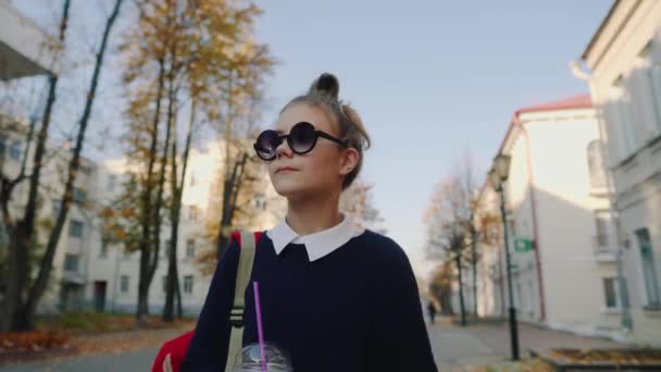 Une Fille Boit Verre Dans Une Paille Une Femme Lunettes — Video