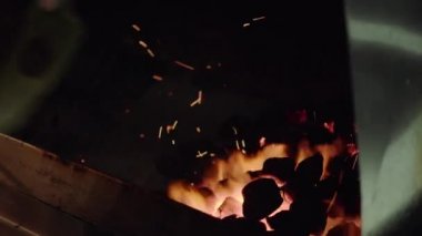 Hamburger yapma Şef. Kömür ızgara içinde fanning adam