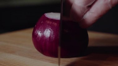 Hamburger yapma Şef. Adam soğan dilimleri. Hızlı kesme sebze. Soğan yarım halkalar. kızartma için yay. Aşçı elleri. Hamburger veya salata sebze kesme. Yakın çekim. Makro