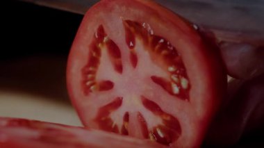 Hamburger yapma Şef. Hamburger için domates kesme eller closeup mans.